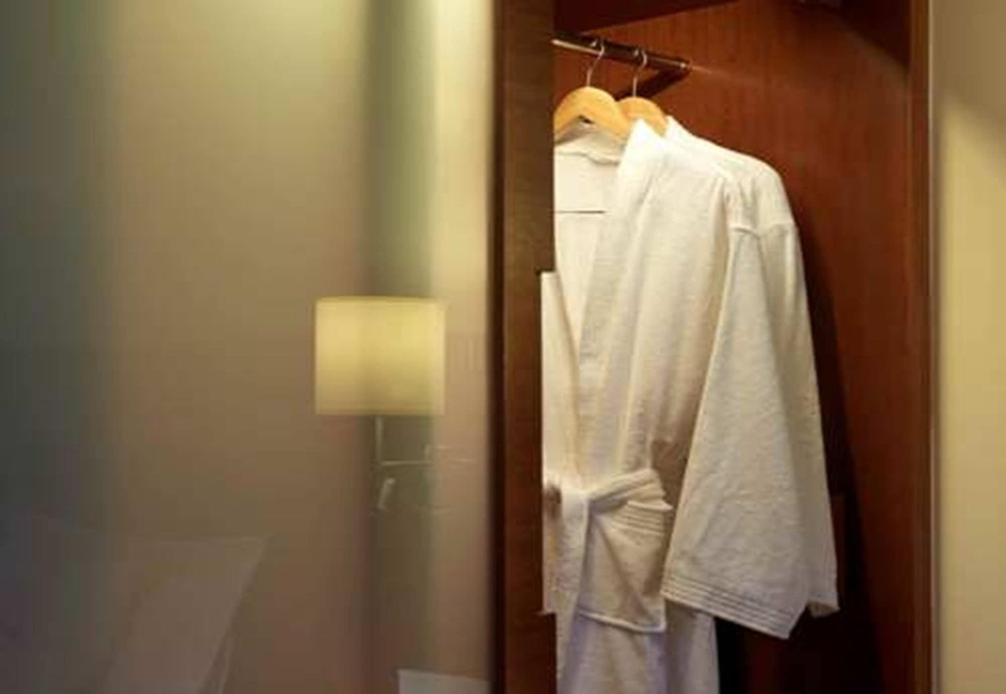 One World Hotel Петалинг Джая Екстериор снимка A bathrobe hanging on a door