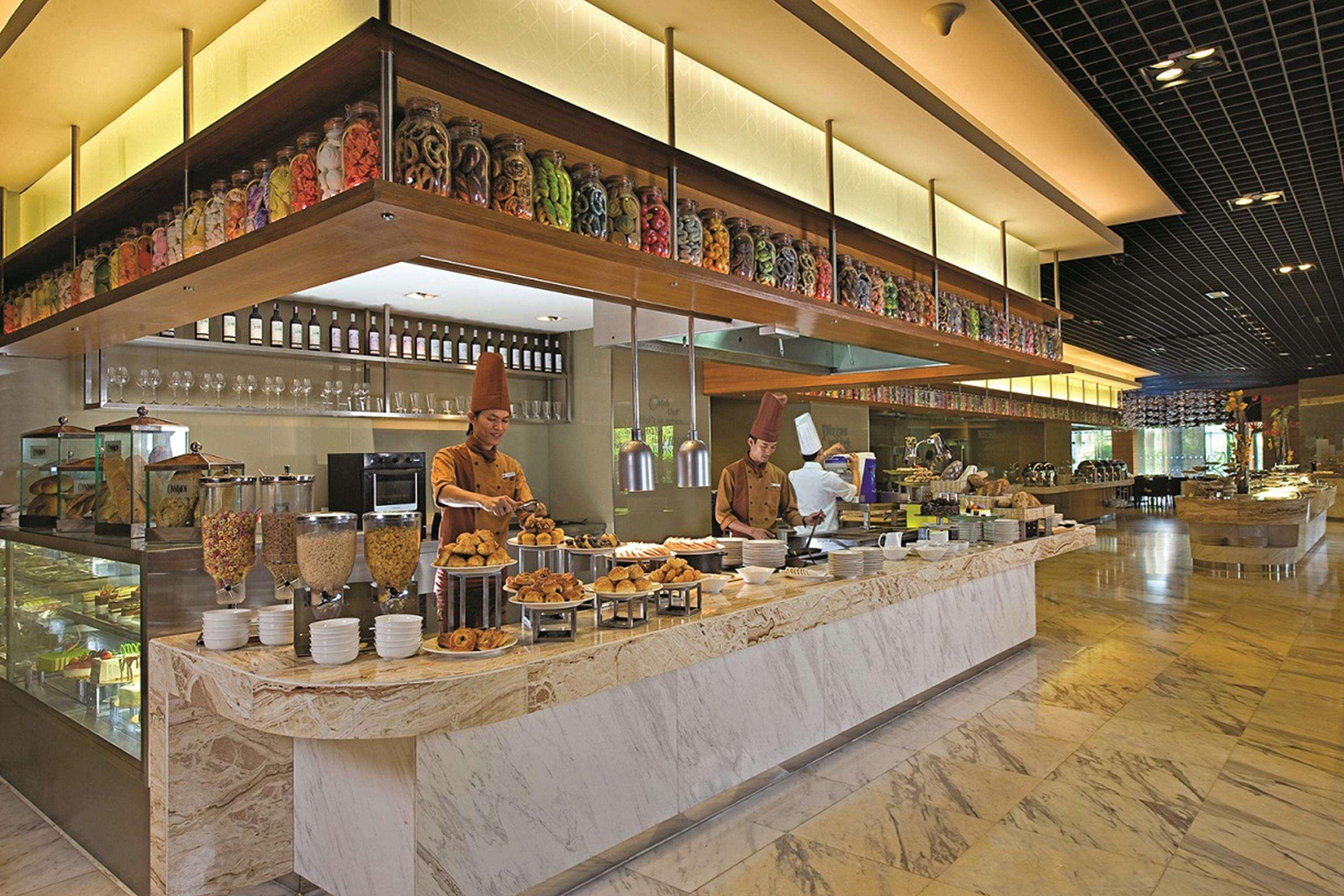 One World Hotel Петалинг Джая Ресторант снимка The buffet at the hotel