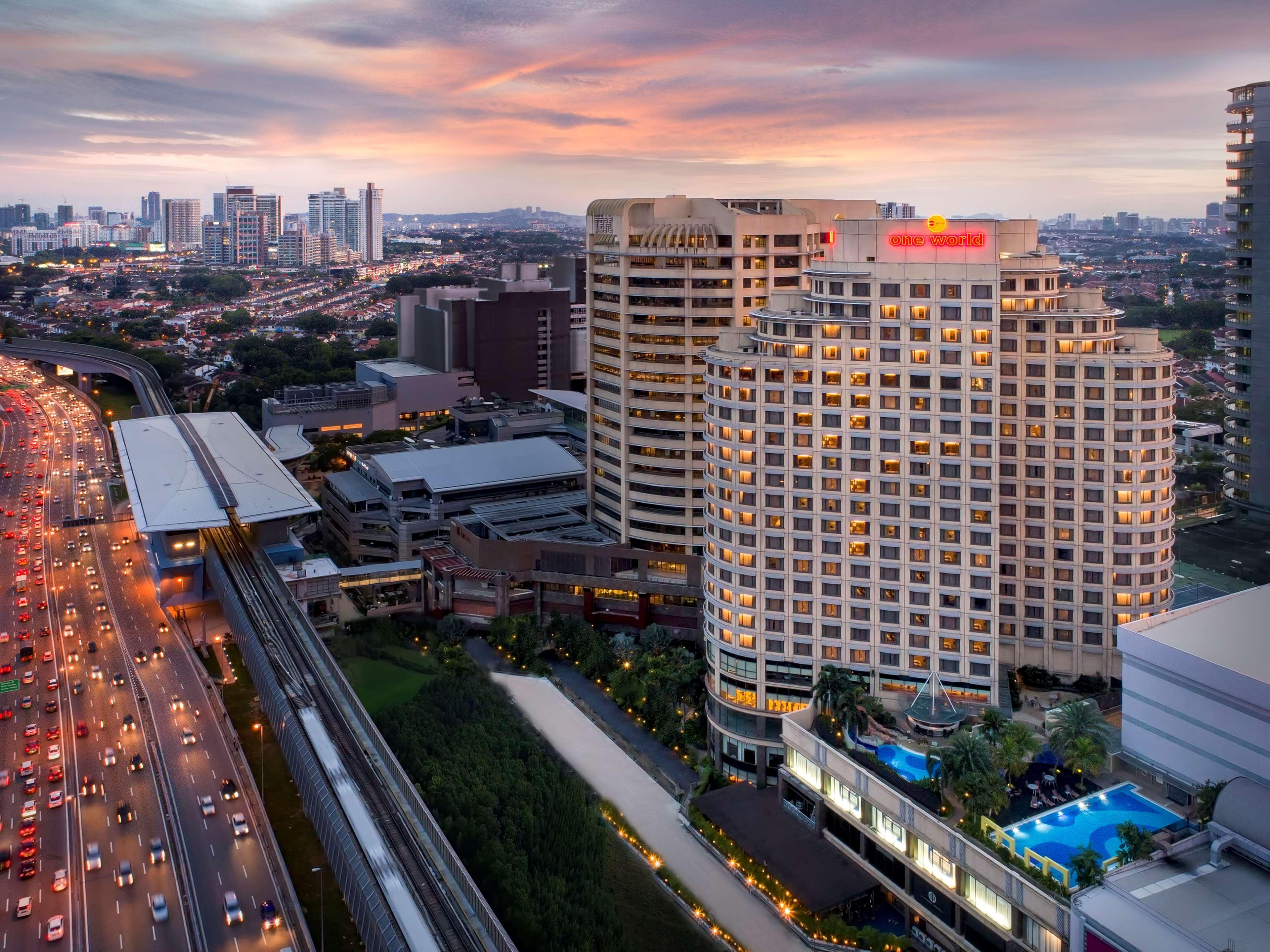 One World Hotel Петалинг Джая Екстериор снимка The hotel in 2016