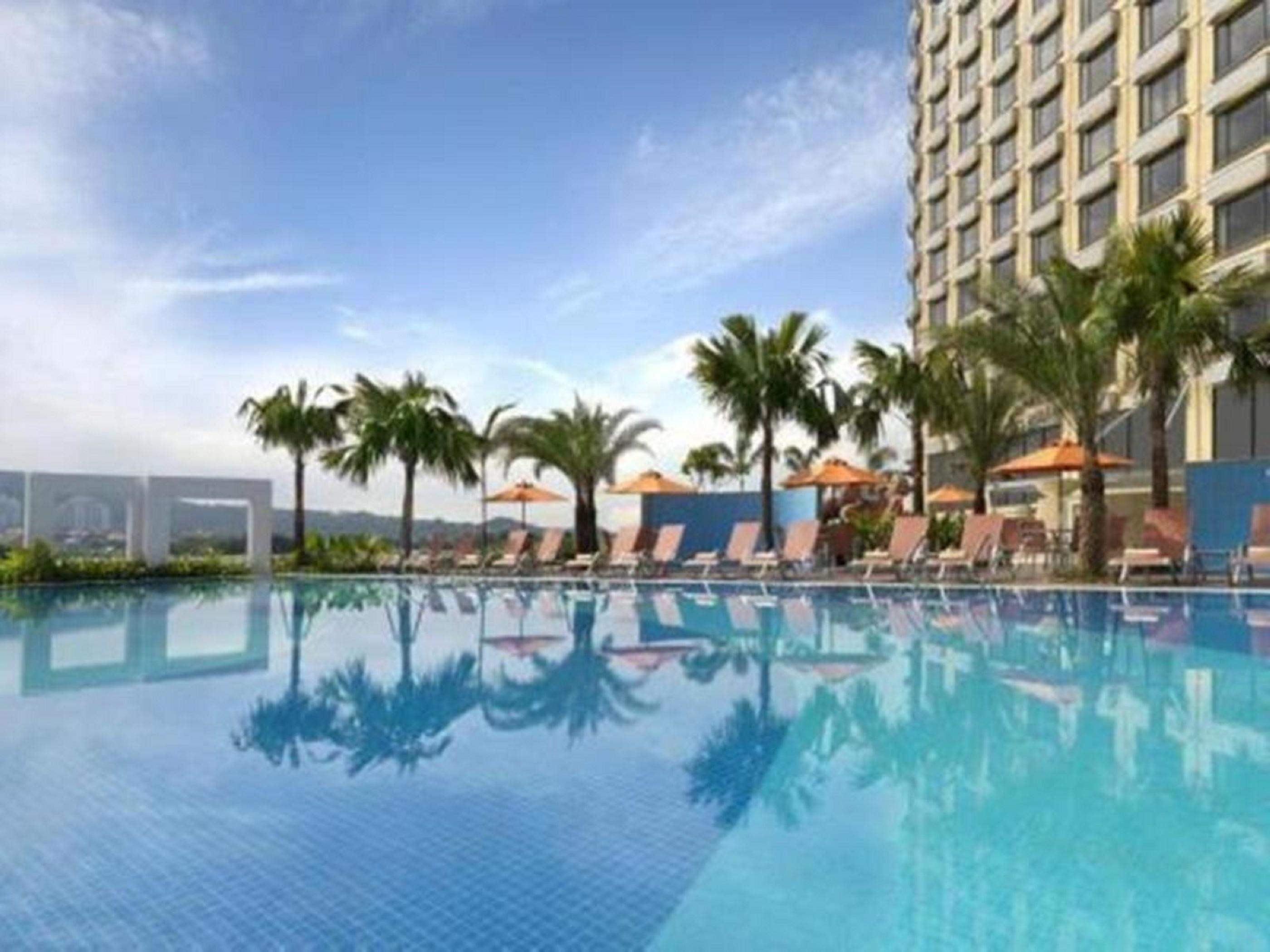 One World Hotel Петалинг Джая Екстериор снимка The swimming pool at the hotel