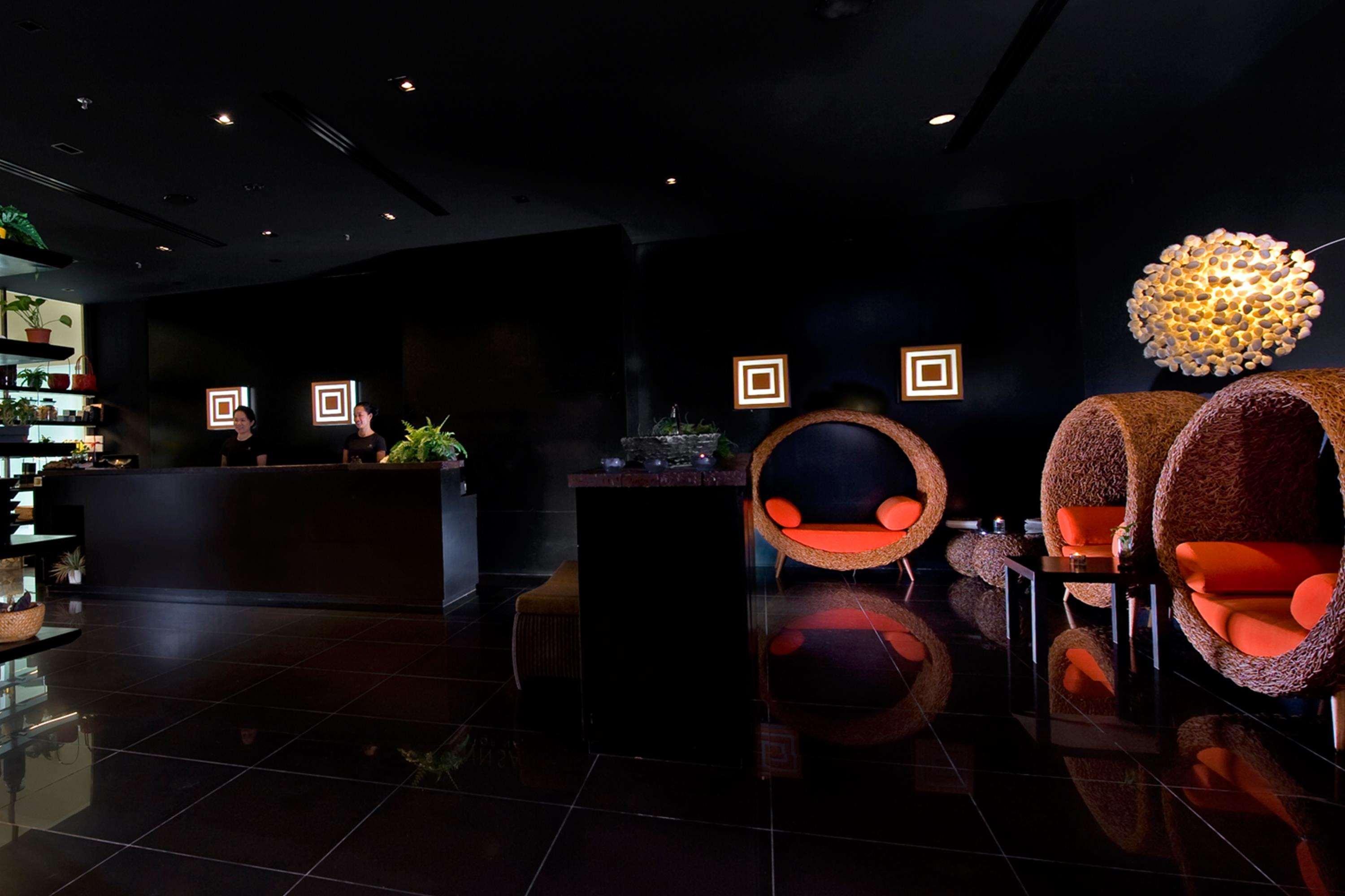 One World Hotel Петалинг Джая Екстериор снимка The interior of the lobby
