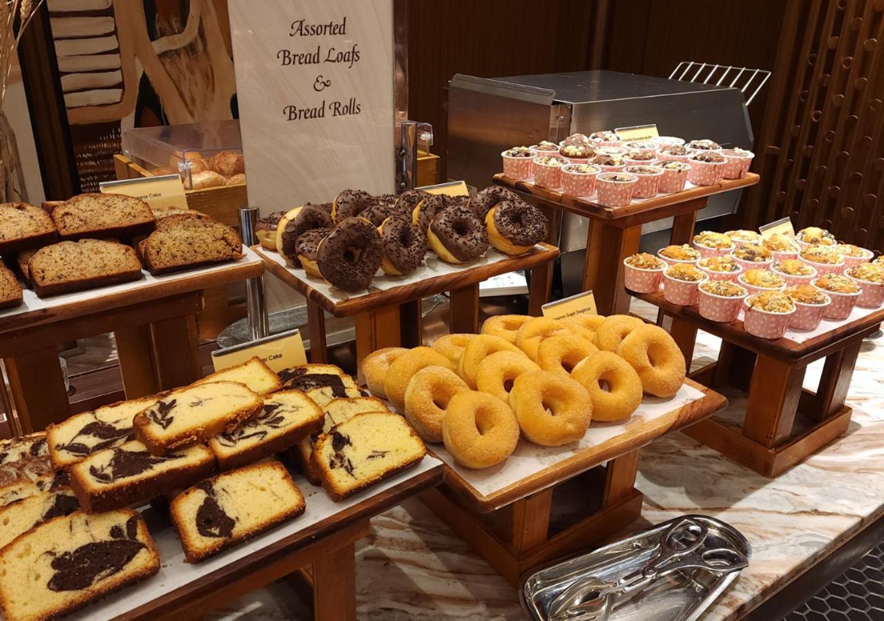 One World Hotel Петалинг Джая Екстериор снимка A selection of bread and pastry
