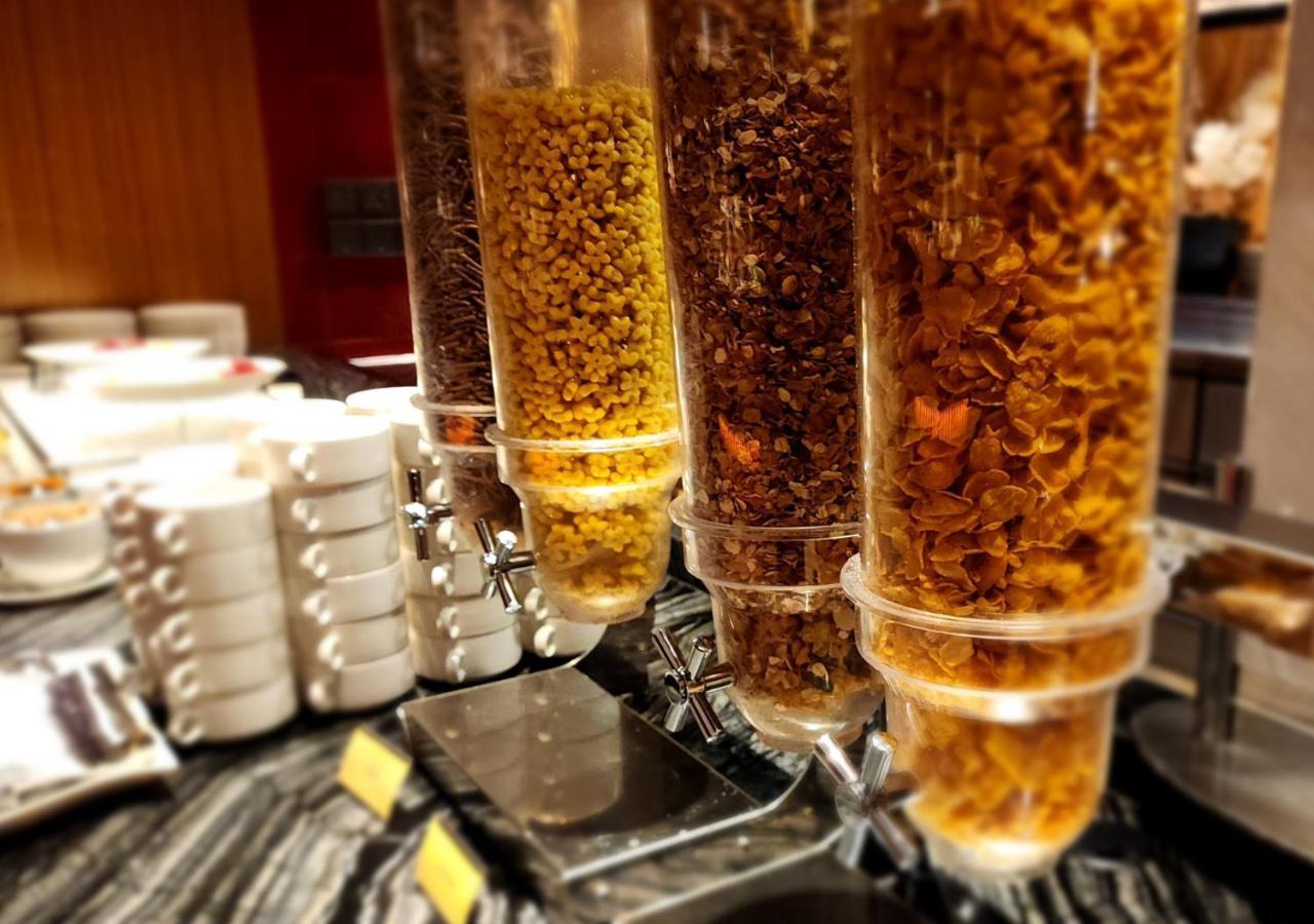 One World Hotel Петалинг Джая Екстериор снимка A tea dispenser