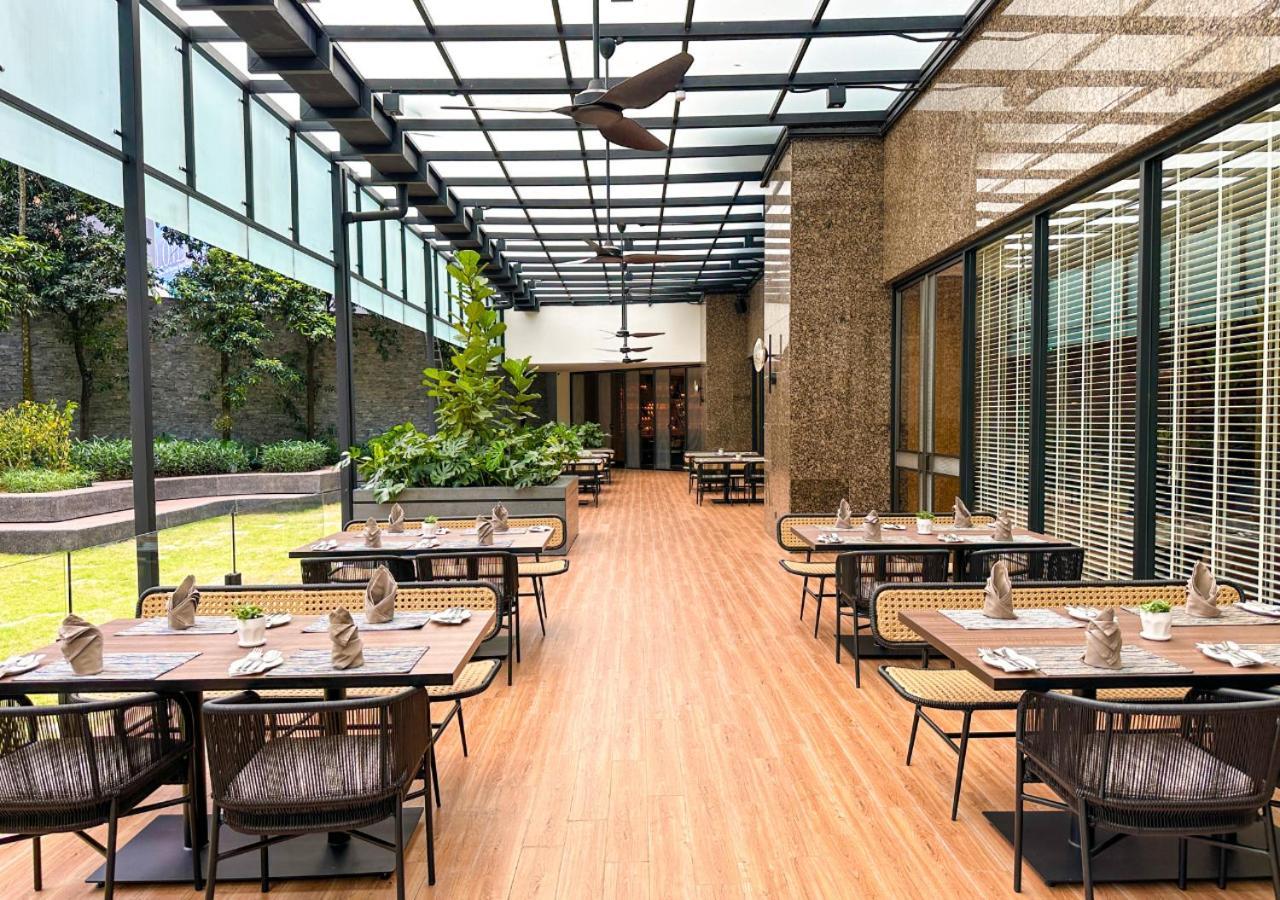 One World Hotel Петалинг Джая Екстериор снимка The restaurant's interior
