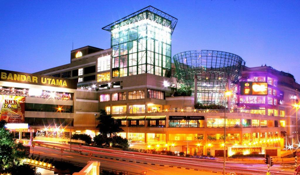 One World Hotel Петалинг Джая Екстериор снимка The mall at night