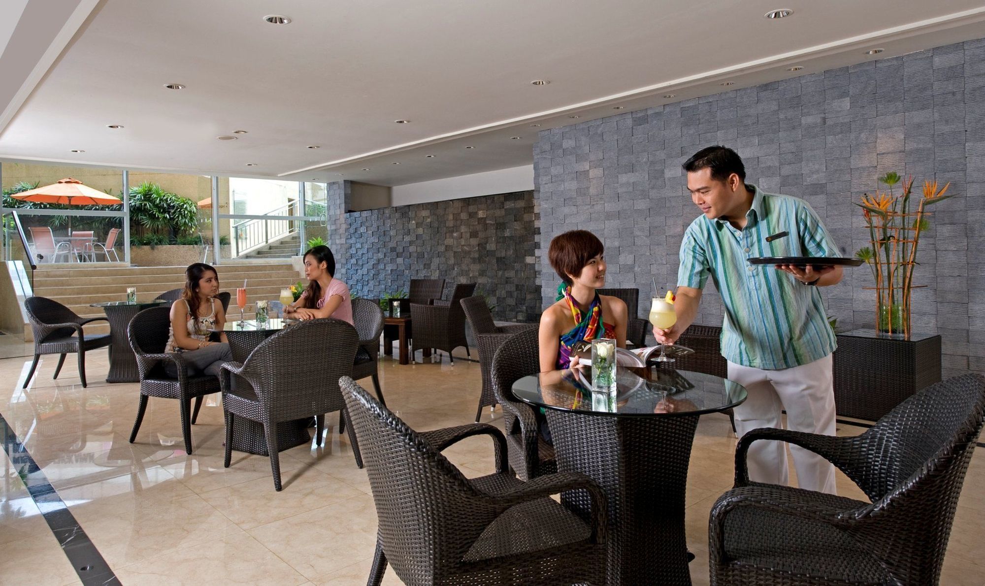 One World Hotel Петалинг Джая Ресторант снимка A waiter serving drinks at a restaurant